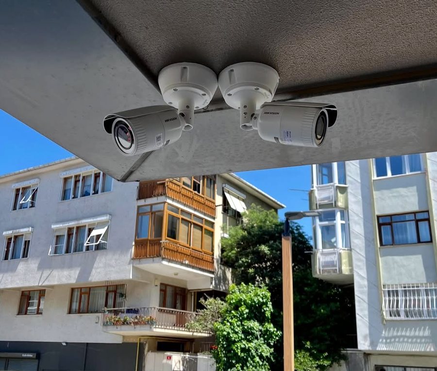 Saçak altına monte edilmiş iki güvenlik kamerası